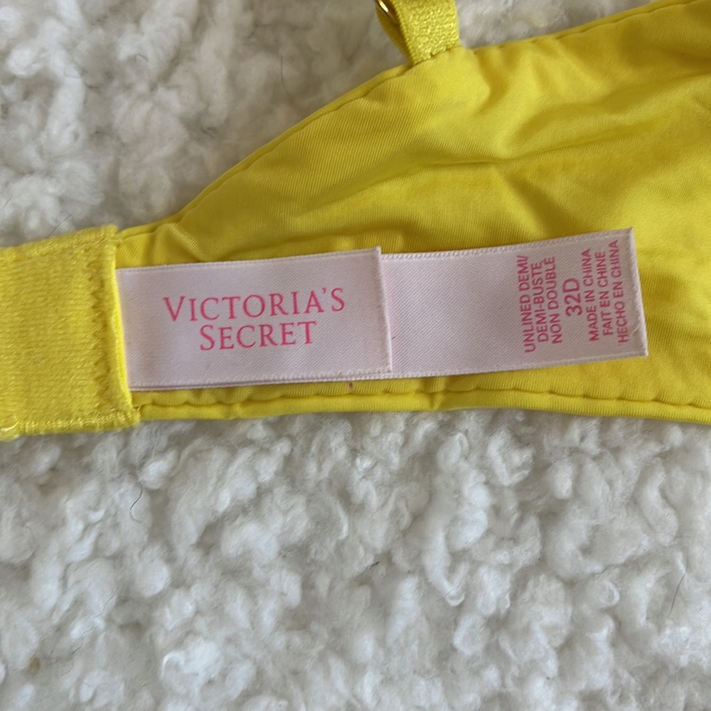 Victoria’s Secret Lace Bra with Underwire - Picture 5 of 5
